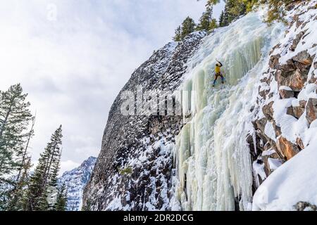 Eiskletterer genießen einen Tag draußen Klettern gefrorenen Wasserfällen in Hyalite Canyon Stockfoto