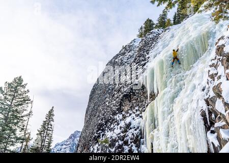 Eiskletterer genießen einen Tag draußen Klettern gefrorenen Wasserfällen in Hyalite Canyon Stockfoto