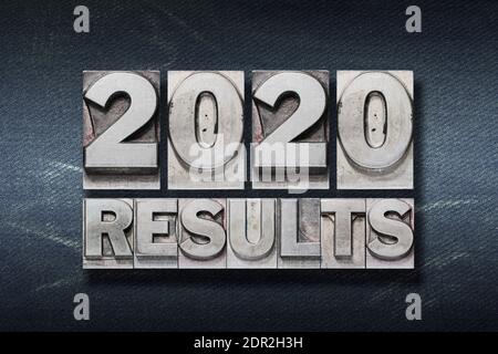 Ergebnisse 2020 Vorschau 2021 Satz aus Metallic-Buchdruck auf Dunkler Hintergrund Stockfoto