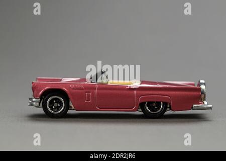 Ukraine, Kiew - Februar 28. 2020: Heiße Räder Spielzeug Auto Nahaufnahme Bild auf grauem Hintergrund. Hot Wheels ist ein Maßstab die-Cast Spielzeug Autos von amerikanischen Spielzeug-mak Stockfoto