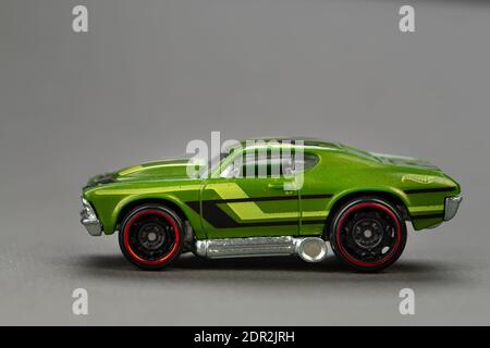 Ukraine, Kiew - Februar 28. 2020: Heiße Räder Spielzeug Auto Nahaufnahme Bild auf grauem Hintergrund. Hot Wheels ist ein Maßstab die-Cast Spielzeug Autos von amerikanischen Spielzeug-mak Stockfoto