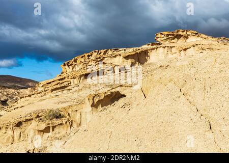 Mondlandschaft, vulkanische Ablagerungen erodiert durch Wind und Regen in der barranco de las monjas an einem Tag mit dramatischer Beleuchtung in Granadilla, Teneriffa, Cana Stockfoto