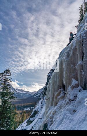 Eiskletterer genießen einen Tag draußen Klettern gefrorenen Wasserfällen in Hyalite Canyon Stockfoto