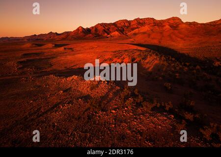 Typische australische Outback-Farben bei Sonnenuntergang in den Flinders Ranges. Stockfoto