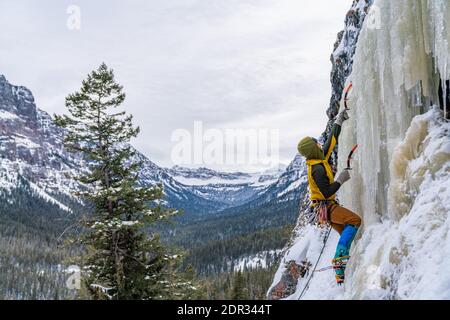 Eiskletterer genießen einen Tag draußen Klettern gefrorenen Wasserfällen in Hyalite Canyon Stockfoto