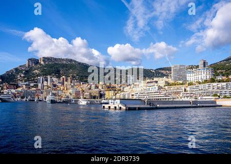 Monte Carlo, Monaco 14.12.2020 Blick auf die Stadt von der Hafenseite nach Monte Carlo. Hochwertige Fotos Stockfoto