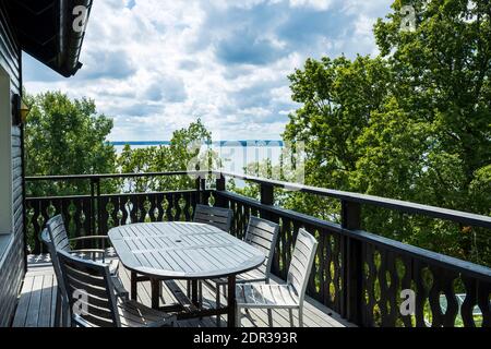 Überblick über die Holzveranda im Freien rund um das private Haus mit herrlicher Landschaft an der Ostsee. Schweden. Stockfoto