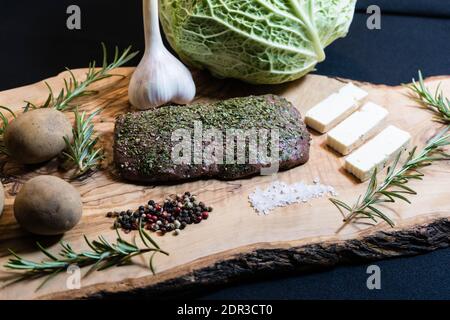Fein gewürztes Lammfilet, eingewickelt in wirsing-Kohlblätter Stockfoto