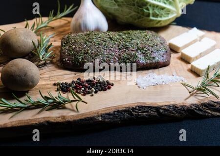 Fein gewürztes Lammfilet, eingewickelt in wirsing-Kohlblätter Stockfoto
