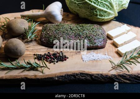 Fein gewürztes Lammfilet, eingewickelt in wirsing-Kohlblätter Stockfoto