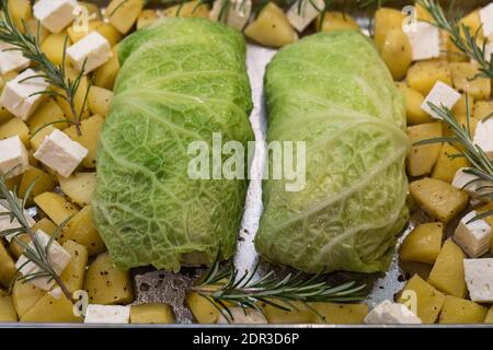 Fein gewürztes Lammfilet, eingewickelt in wirsing-Kohlblätter Stockfoto