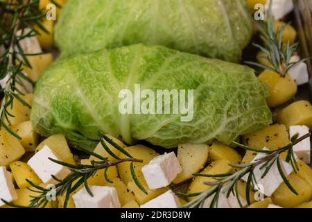 Fein gewürztes Lammfilet, eingewickelt in wirsing-Kohlblätter Stockfoto