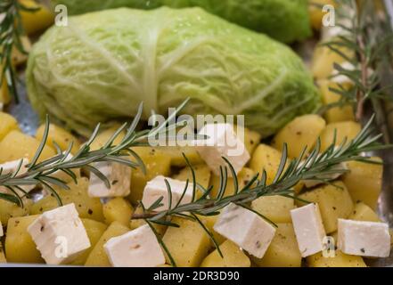 Fein gewürztes Lammfilet, eingewickelt in wirsing-Kohlblätter Stockfoto