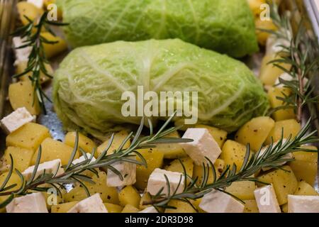 Fein gewürztes Lammfilet, eingewickelt in wirsing-Kohlblätter Stockfoto