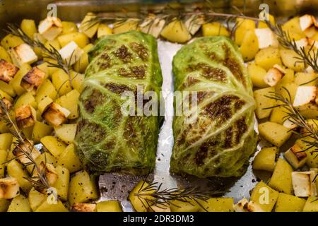 Fein gewürztes Lammfilet, eingewickelt in wirsing-Kohlblätter Stockfoto