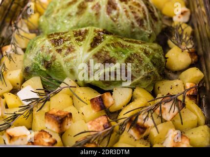 Fein gewürztes Lammfilet, eingewickelt in wirsing-Kohlblätter Stockfoto