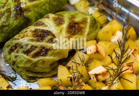 Fein gewürztes Lammfilet, eingewickelt in wirsing-Kohlblätter Stockfoto