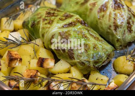 Fein gewürztes Lammfilet, eingewickelt in wirsing-Kohlblätter Stockfoto