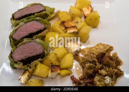 Fein gewürztes Lammfilet, eingewickelt in wirsing-Kohlblätter Stockfoto