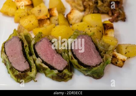 Fein gewürztes Lammfilet, eingewickelt in wirsing-Kohlblätter Stockfoto