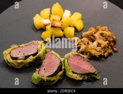 Fein gewürztes Lammfilet, eingewickelt in wirsing-Kohlblätter Stockfoto