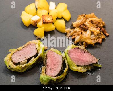Fein gewürztes Lammfilet, eingewickelt in wirsing-Kohlblätter Stockfoto