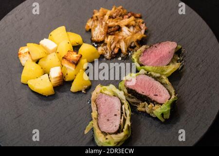 Fein gewürztes Lammfilet, eingewickelt in wirsing-Kohlblätter Stockfoto