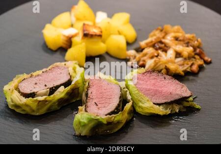 Fein gewürztes Lammfilet, eingewickelt in wirsing-Kohlblätter Stockfoto