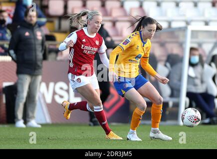 Arsenals Beth Mead (links) und Evertons Danielle Turner kämpfen während des FA Women's Super League-Spiels im Meadow Park, London, um den Ball. Stockfoto