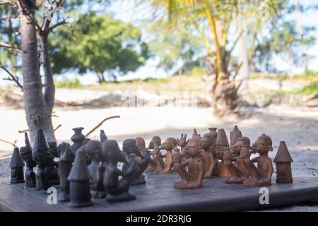 Afrikanisches handgemachtes Schachspiel aus Holz Stockfoto