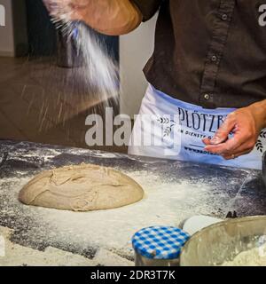 Brotbackworkshop mit Lutz Geisler und Manfred Schellin in Berlin, Deutschland Stockfoto