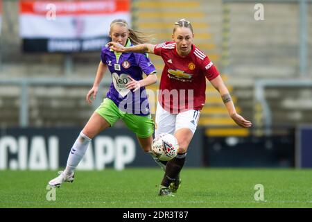 Leigh, Großbritannien. Dezember 2020. Leah Galton von Manchester United hält Aimee Palmer von Bristol City während des FA Women's Super League Match im Leigh Sports Village, Leigh (Foto von Matt Wilkinson/Focus Images /Sipa USA) 20/12/2020 Kredit: SIPA USA/Alamy Live News Stockfoto