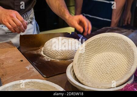 Brotbackworkshop mit Lutz Geisler und Manfred Schellin in Berlin, Deutschland Stockfoto