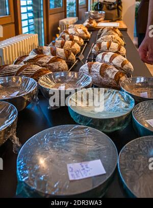 Sauerteig bei der Brotbackwerkstatt mit Lutz Geisler und Manfred Schellin in Berlin, Deutschland Stockfoto