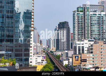 Bangkok - 26. Mai 2019: Panorama der Umgebung von Phrom Phong BTS Station von der Emquartier Shopping Mall. Stockfoto