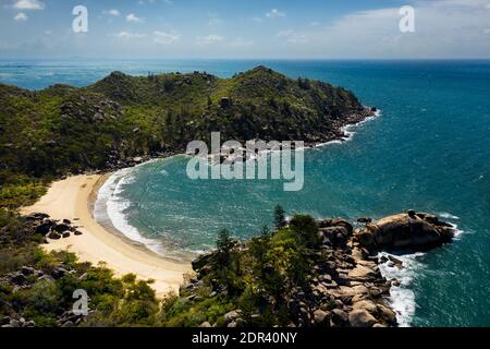 Luftaufnahme von Balding Bay auf der berühmten Magnetic Island. Stockfoto