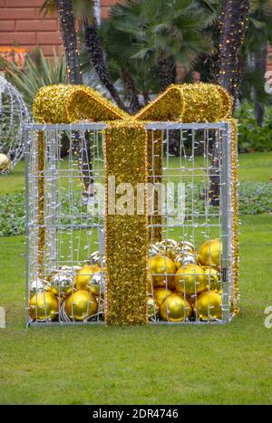 Weihnachts-Geschenkboxen mit Ball in einem Stadtpark Stockfoto