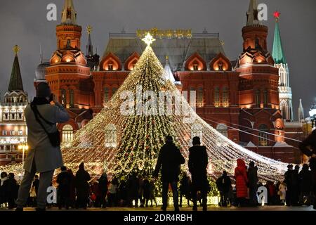 Moskau Neujahr 2021 (weihnachten) Dekoration. Neujahr Baum auf Maneschnaja (Manege) Platz in der Nähe des Kremls. Stockfoto