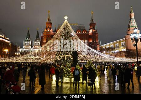 Moskau Neujahr 2021 (weihnachten) Dekoration. Neujahr Baum auf Maneschnaja (Manege) Platz in der Nähe des Kremls. Stockfoto