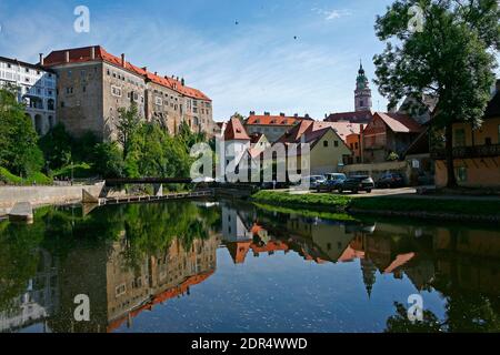 Krumlovs historisches Schloss erhebt sich steil am Ufer des Moldau Stockfoto