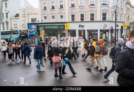 Brighton UK 20. Dezember 2020 - Weihnachtseinkäufer in Brighton, nachdem Teile des Südostens in Tier 4 Coronavirus COVID-19 Restriktionsmaßnahmen gesetzt wurden. Die Stadt Brighton und Hove ist in Tier 2 geblieben : Credit Simon Dack / Alamy Live News Stockfoto