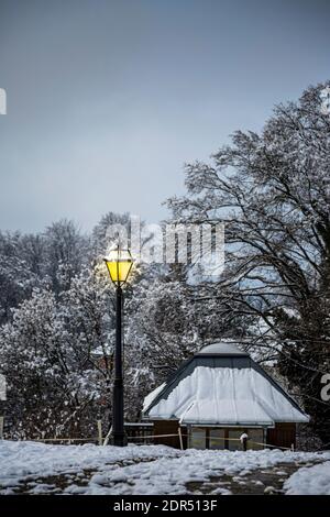 Blick mit schöner glühender Laterne in einem ruhigen Schneeabend in den Bergen in Österreich. Stockfoto