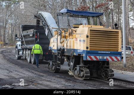 Asphaltfräsen vor dem Neuspinnen Stockfoto