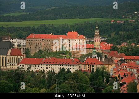 Blick auf die Altstadt von Cesky Krumlov, das Schloss Chesky Krumlov und seinen Turm in Böhmen Stockfoto