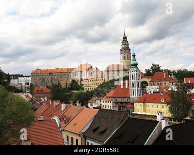 Blick auf die Altstadt von Cesky Krumlov, das Schloss Chesky Krumlov und seinen Turm in Böhmen Stockfoto