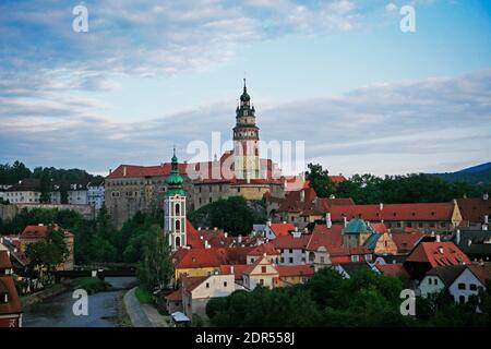 Blick auf die Altstadt von Cesky Krumlov, das Schloss Chesky Krumlov, seinen Turm und die Moldau in Böhmen Stockfoto