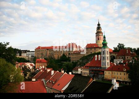 Blick auf die Altstadt von Cesky Krumlov, das Schloss Chesky Krumlov und seinen Turm in Böhmen Stockfoto