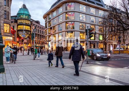 Adventwochenende in der Düsseldorfer Innenstadt an der prächtigen Königsallee Nach der Aussperrung in der Corona-Krise Stockfoto