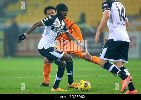 PARMA, ITALIEN - DEZEMBER 19: Gervinho von Parma, Alex Sandro von Juventus, Jasmin Kurtic von Parma während der Serie EIN Spiel zwischen Parma Calcio und Juven Stockfoto