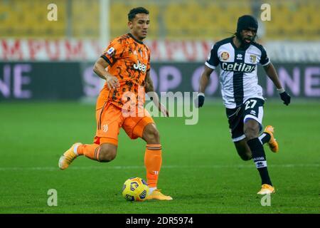 PARMA, ITALIEN - DEZEMBER 19: Alex Sandro von Juventus, Gervinho von Parma während der Serie EIN Spiel zwischen Parma Calcio und Juventus FC in Ennio Tardini Stockfoto